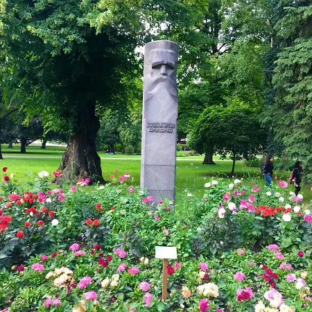 Centrally Located Overlooking Vermanes Park Appartement *