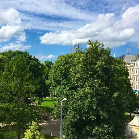 Centrally Located Overlooking Vermanes Park Apartment *