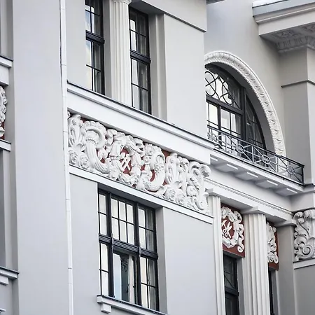Apartment Centrally Located Overlooking Vermanes Park Riga