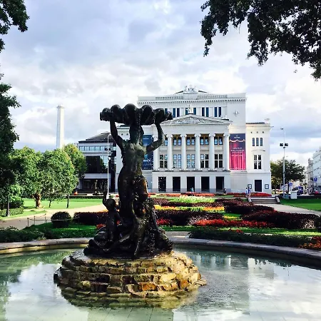 Centrally Located Overlooking Vermanes Park Apartmán