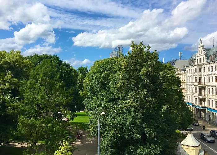 Centrally Located Overlooking Vermanes Park Apartment *