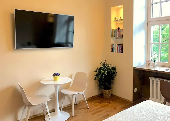 Centrally Located Overlooking Vermanes Park Apartment