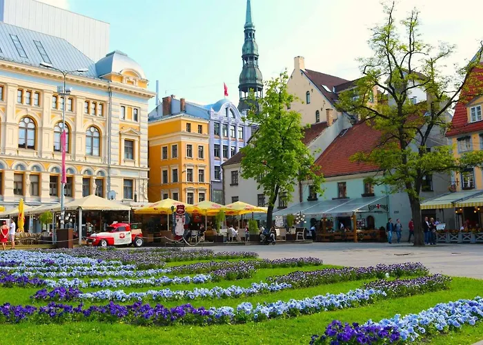 Centrally Located Overlooking Vermanes Park Apartment