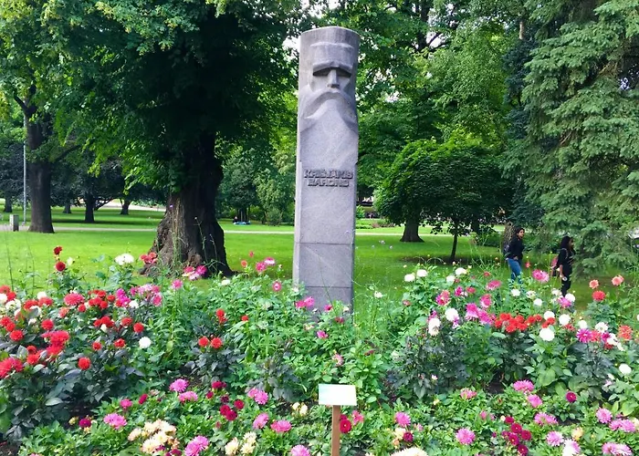 Centrally Located Overlooking Vermanes Park Dzīvoklis *