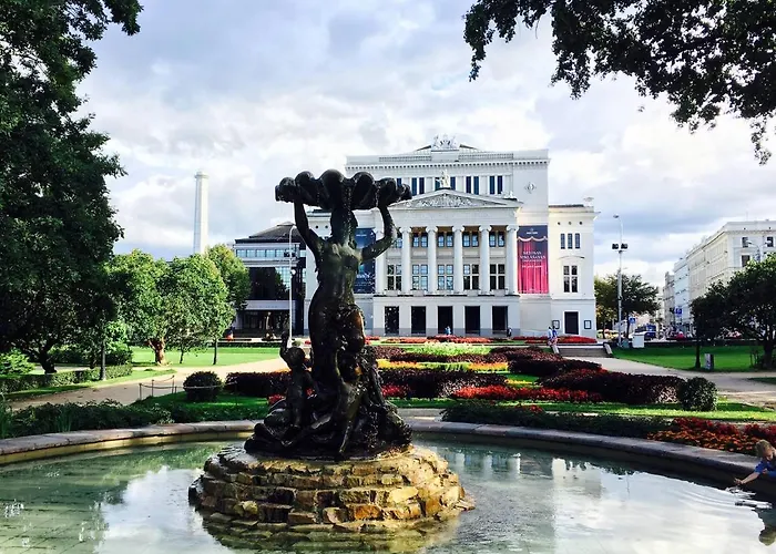 Centrally Located Overlooking Vermanes Park Apartment