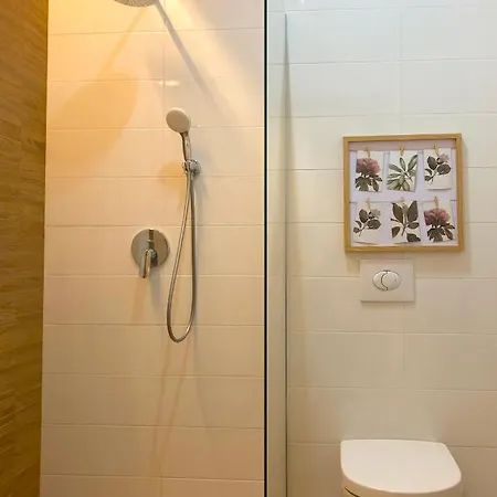 Appartement Centrally Located Overlooking Vermanes Park