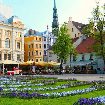 Centrally Located Overlooking Vermanes Park Appartement