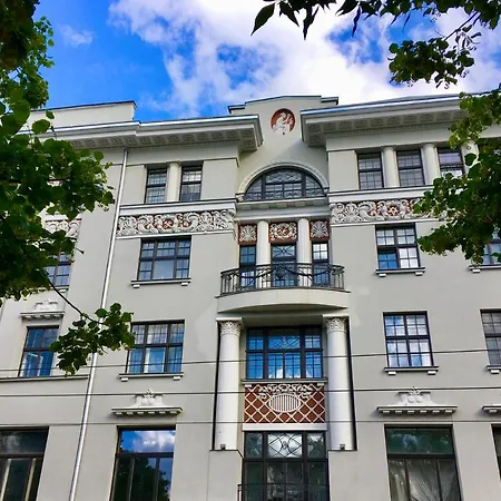 Centrally Located Overlooking Vermanes Park * Riga